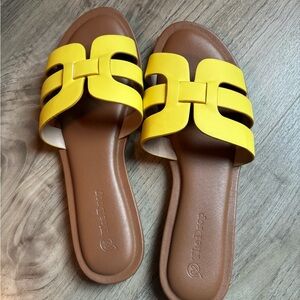 The Drop Monika H-Band Sandals-Lemon
Leaving soon!